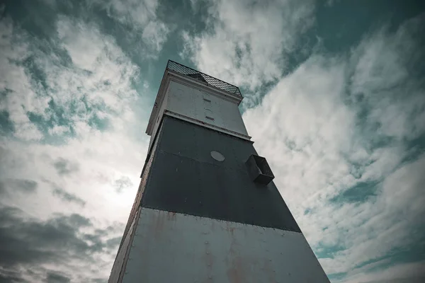 劇的な曇りの空の下で古いエリー灯台の低角度ショット — ストック写真