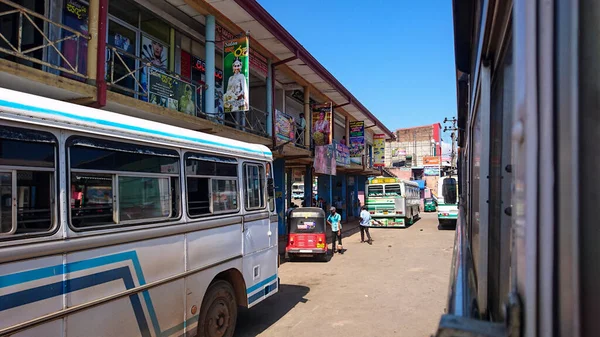 スリランカのダンブラにある日当たりの良い駅に停車するバス — ストック写真