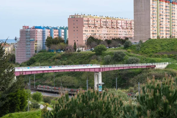 Далекий Вид Мост Через Городской Поезд Comboios Portugal Зданиями Заднем — стоковое фото