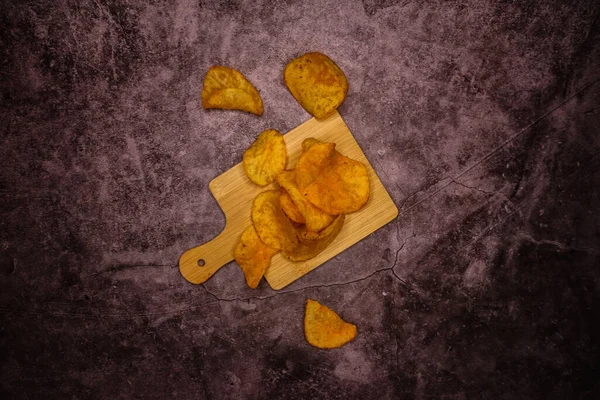 Een Oppere Uitzicht Van Rode Chili Chips Van Hout Grondslag — Stockfoto