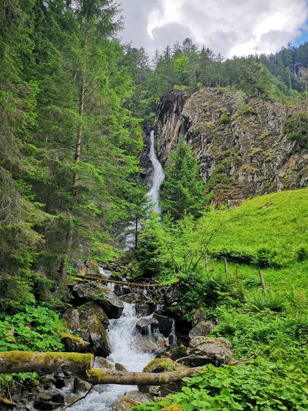 Вертикальный Снимок Водопада Протекающего Через Деревья Австрийских Альпах — стоковое фото