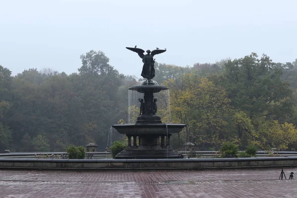 Uma Fonte Com Uma Estátua Parque — Fotografia de Stock