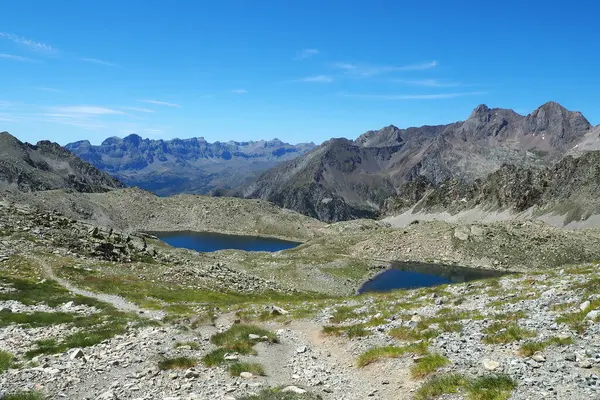 Malebný Pohled Jezero Obklopené Zelení Proti Skalnatým Pyrenejským Horám — Stock fotografie