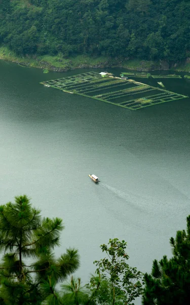 Lovitură Verticală Unei Barci Care Deplasează Lac Calm — Fotografie, imagine de stoc