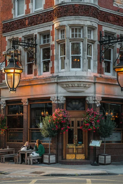 Londra halkı dışarıda yürüyüş yaparken güzel ve güneşli havanın tadını çıkarıyor..