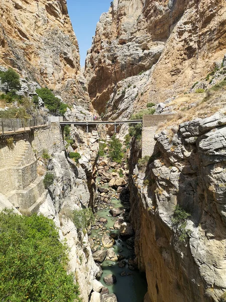 Μια Κάθετη Βολή Ενός Ποταμού Στη Μέση Βραχωδών Βράχων — Φωτογραφία Αρχείου