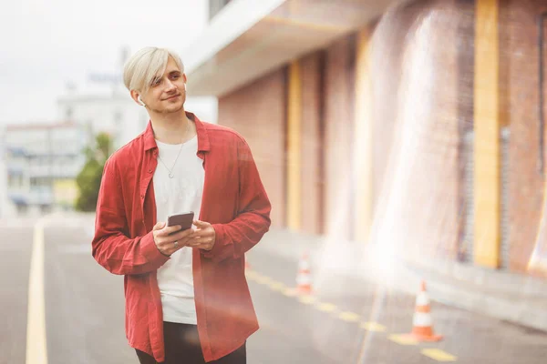 Young Blonde Caucasian Guy Wireless Earphones Holding His Smartphone His — Stock Photo, Image