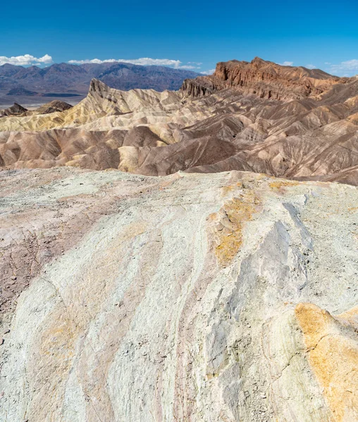 米国モハベ砂漠のデスバレーで大規模な岩の垂直ショット — ストック写真