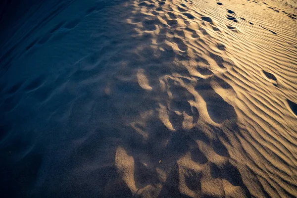 Närbild Det Naturliga Sandmönstret Med Fotspår — Stockfoto