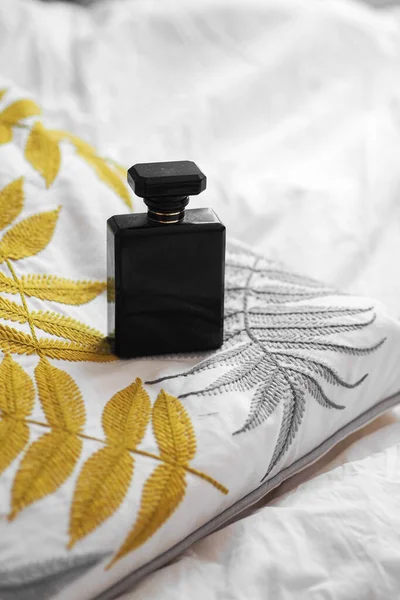 Vertical Shot Luxury Perfume Bottle Pillow Blurred Background — Stock Photo, Image