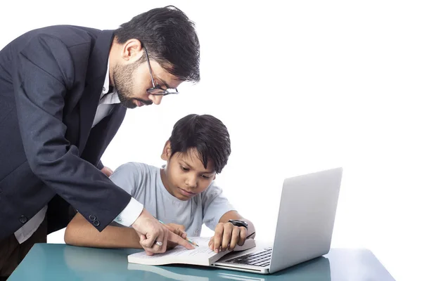 Vader Helpen Tiener Jongen Studie Met Behulp Van Laptop Boeken — Stockfoto