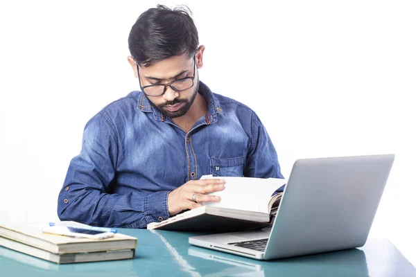 Jungunternehmer Liest Vor Laptop Etwas Aus Tagebuch — Stockfoto