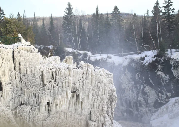 Une Cascade Gelée Dans Forêt Hiver — Photo