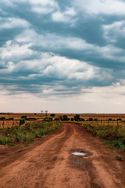 Een Verticaal Schot Van Een Lege Zandweg Onder Een Bewolkte — Stockfoto