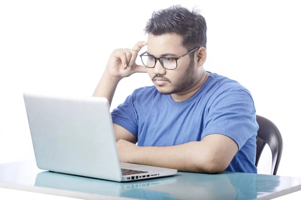 Estudante Usando Laptop Pensamento Isolado Por Fundo Branco — Fotografia de Stock