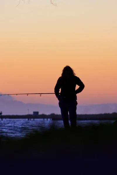 Een Verticaal Schot Van Dame Silhouet Vissen Het Water — Stockfoto