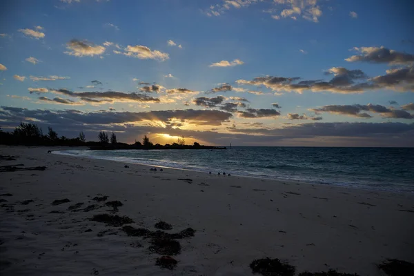 Scenic Shot Sun Rays Shining Clouds Sunset Beach — Stock Photo, Image