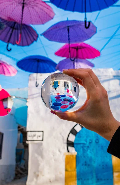 Colpo Verticale Una Mano Femminile Che Tiene Una Sfera Cristallo — Foto Stock