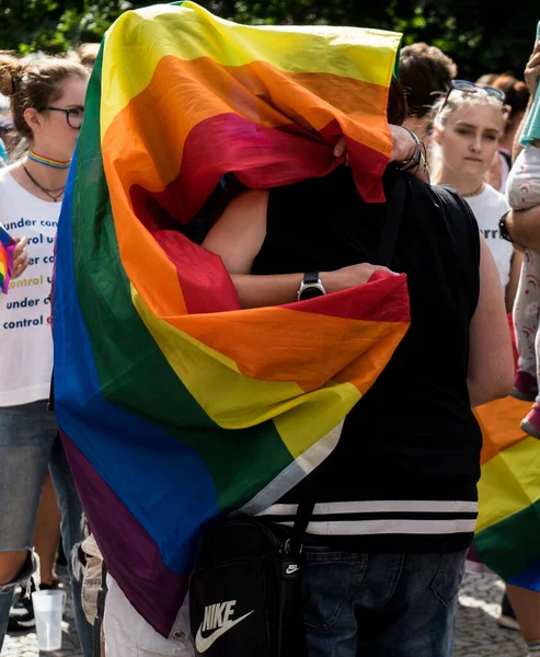 Casal Lésbico Comemora Seu Amor Durante Marcha Orgulho Europa — Fotografia de Stock