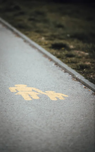 Sinal Amarelo Com Mãe Criança Estrada Para Pedestres Parque — Fotografia de Stock