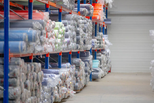 Работники текстильной фабрики проверяют продукцию