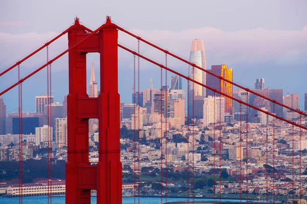 Μια Διάσημη Γέφυρα Golden Gate Κτίρια Στο Παρασκήνιο Στο Σαν — Φωτογραφία Αρχείου