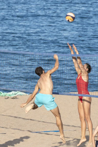 Paar Spielt Einem Sommertag Beachvolleyball Badeanzügen Strand Von Pals Der — Stockfoto