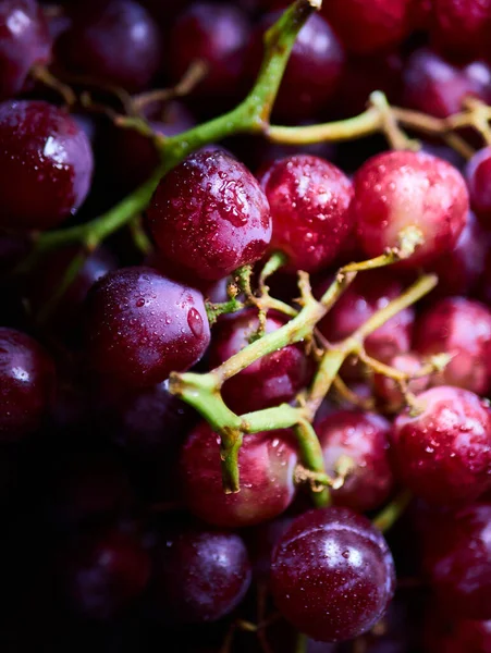 Disparo Vertical Uvas Sabrosas Cubiertas Gotitas Agua —  Fotos de Stock