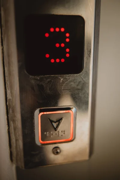Üçüncü Kattan Aşağı Inen Asansör Düğmesinin Dikey Yakın Çekimi — Stok fotoğraf