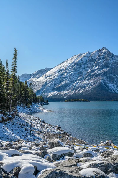 Vertical Shot Beautiful Winter Landscape Lake Mountains Canadian Nature — Stock Photo, Image
