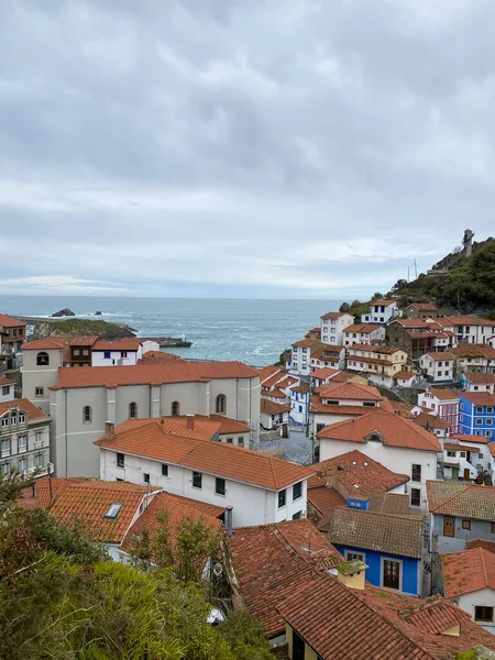 Vertikální Pohled Staré Budovy Mořem Oblačného Dne Cudillero Asturias Španělsko — Stock fotografie