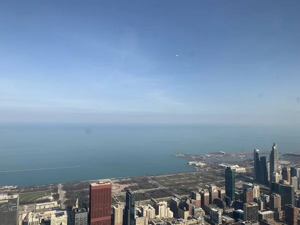 背景にミシガン湖とシカゴの建物のスカイデッキからの空中都市ビュー — ストック写真