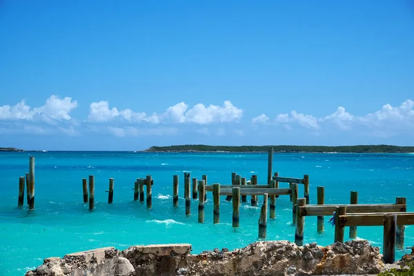 手前の海に海の柱があるターコイズブルーの海景の美しいショット — ストック写真
