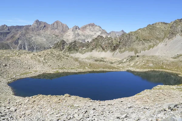 Kayalık Pirene Dağlarına Karşı Yeşilliklerle Çevrili Bir Göl Manzarası — Stok fotoğraf