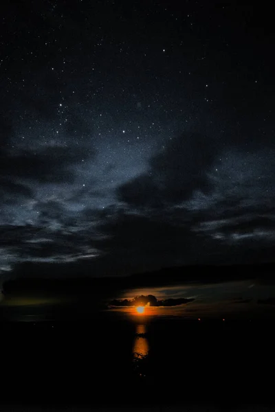 Ett Landskap Stjärnklar Molnig Natthimmel Och Solen Reflekteras Kropp Vatten — Stockfoto
