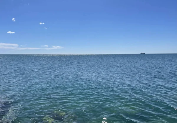 Una Hermosa Toma Una Tranquila Superficie Mar Azul Brillante — Foto de Stock