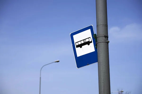 Niski Kąt Ujęcia Znaku Dworca Autobusowego — Zdjęcie stockowe