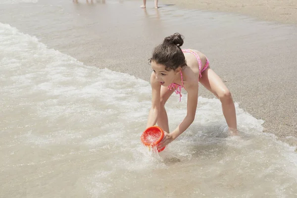 Dziewczyna Różowym Bikini Bawiąca Się Szczęśliwie Brzegu Plaży Słoneczny Letni — Zdjęcie stockowe