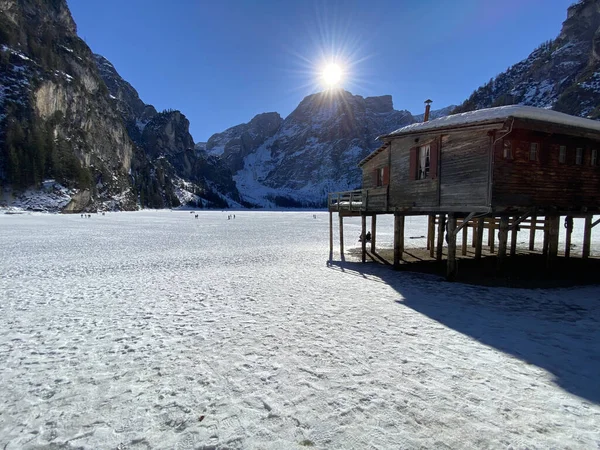 Een Houten Hut Braies Bevroren Meer Omgeven Door Bergen Winter — Stockfoto