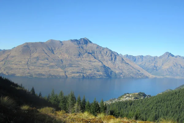 山や湖との美しい風景 ニュージーランドのクイーンズタウン — ストック写真