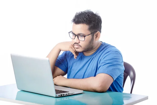 Estúdio Tiro Menino Bonito Usando Laptop Olhando Estressado Contra Fundo — Fotografia de Stock