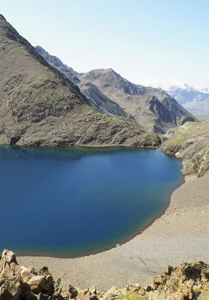 一个垂直拍摄的湖泊和Pyrenean Haute路线的高空长距离远足路线 — 图库照片