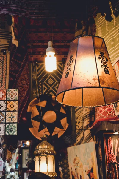 一盏漂亮的灯 挂在古董店里 还有突尼斯的国产装饰 — 图库照片