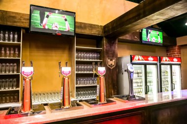 Bir Alkol Bar 'ın içi ve şişe soğutuculu bir taverna.