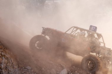 Portekiz Ulusal Arazi Şampiyonası 2017 'de çamurla kaplı bir off-road yarış arabası.