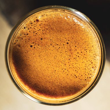 Bir fincan kahvenin yakın çekimi.