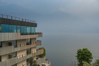 Arka planda gökyüzü olan deniz kenarında güzel bir bina manzarası.