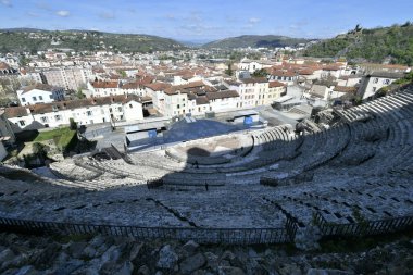Ön planda Vienne Roma Tiyatrosu 'nun ve arka planda Vienne şehrinin resmi. Bu MS 1. yüzyıldan kalma bir tiyatro.