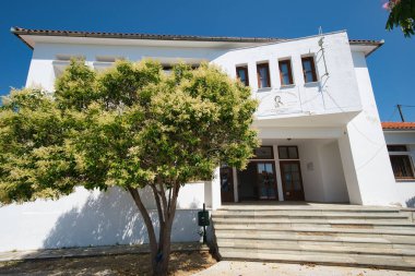 Trikeri Lisesi, Trikeri 'nin güzel köyünden 500 metre uzakta. Yunanistan