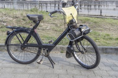 Velo Solex 3800, destekli pedallı klasik bisiklet.